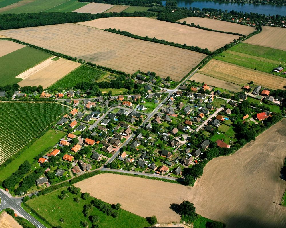 Basedow aus der Vogelperspektive: Dorfkern am Feldrand in Basedow im Bundesland Schleswig-Holstein, Deutschland