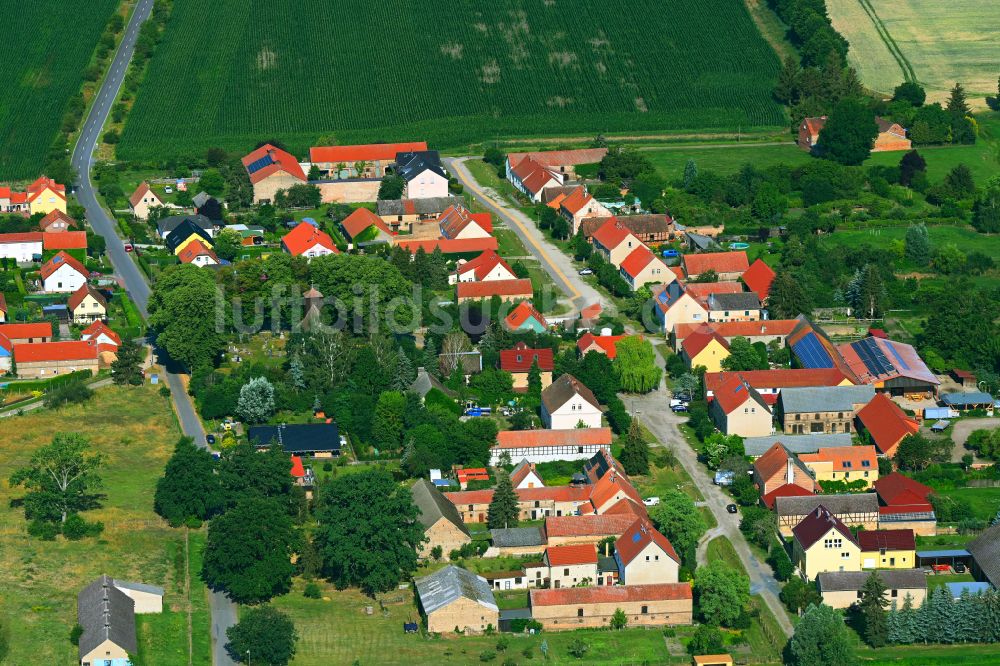 Beelitz aus der Vogelperspektive: Dorfkern am Feldrand in Beelitz im Bundesland Brandenburg, Deutschland