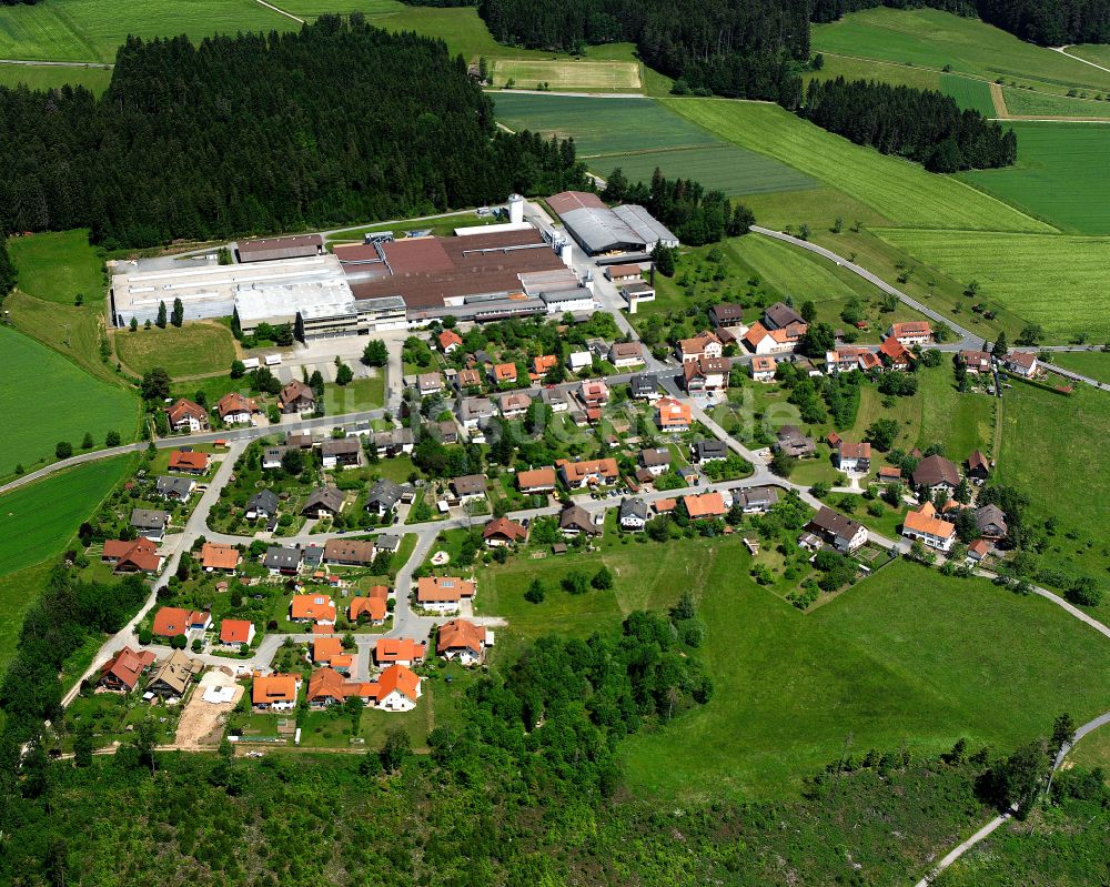 Luftaufnahme Überberg - Dorfkern am Feldrand in Überberg im Bundesland Baden-Württemberg, Deutschland