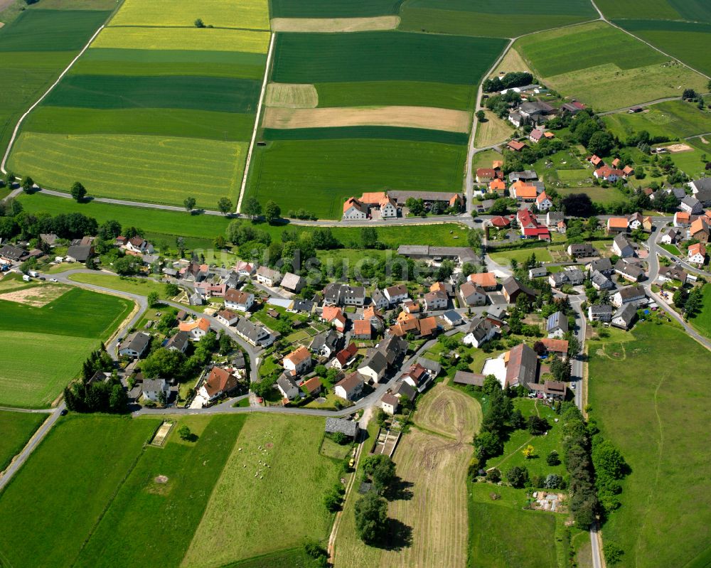 Berfa aus der Vogelperspektive: Dorfkern am Feldrand in Berfa im Bundesland Hessen, Deutschland