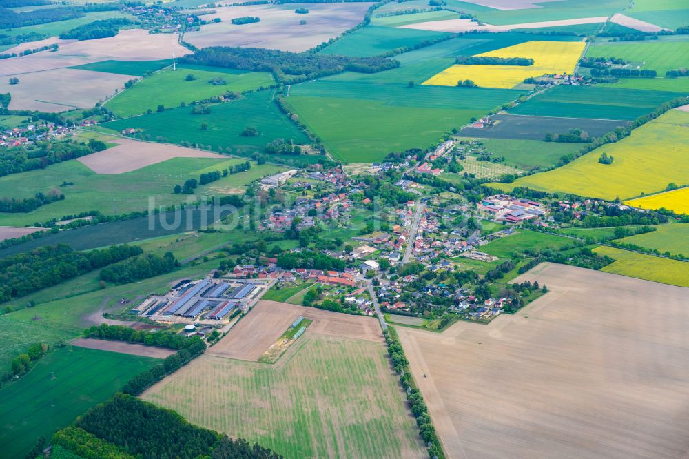 Luftaufnahme Berge - Dorfkern am Feldrand in Berge im Bundesland Brandenburg, Deutschland