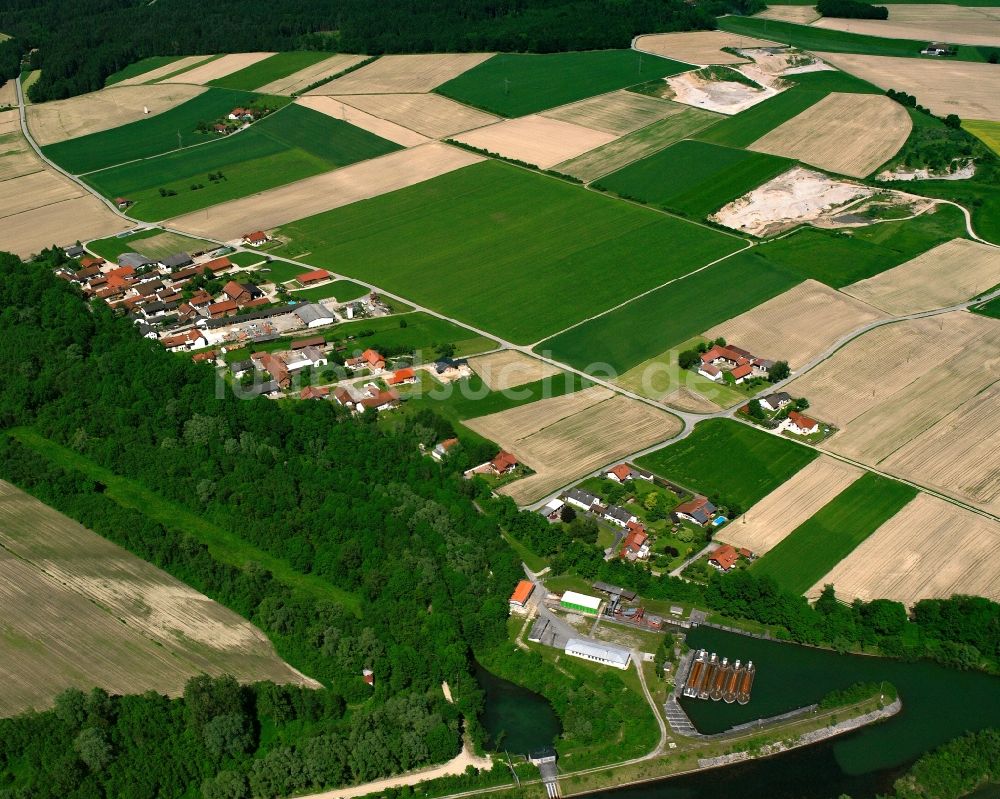 Bergham aus der Vogelperspektive: Dorfkern am Feldrand in Bergham im Bundesland Bayern, Deutschland