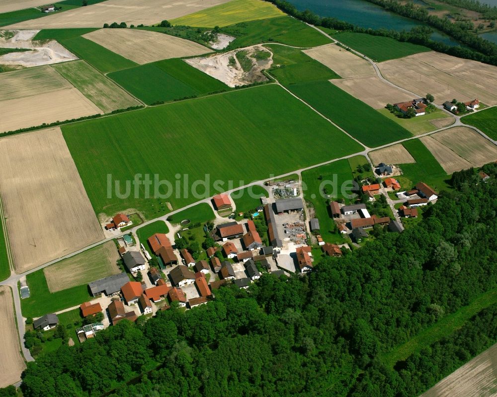 Bergham von oben - Dorfkern am Feldrand in Bergham im Bundesland Bayern, Deutschland