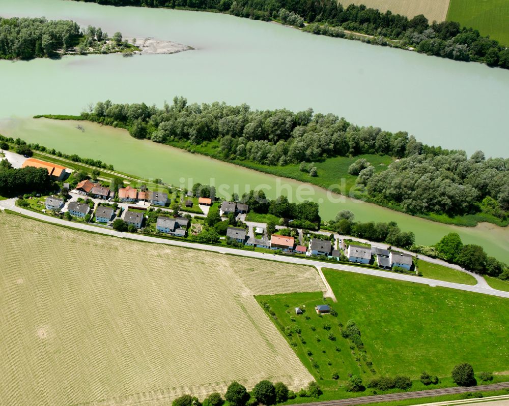 Bergham aus der Vogelperspektive: Dorfkern am Feldrand in Bergham im Bundesland Bayern, Deutschland