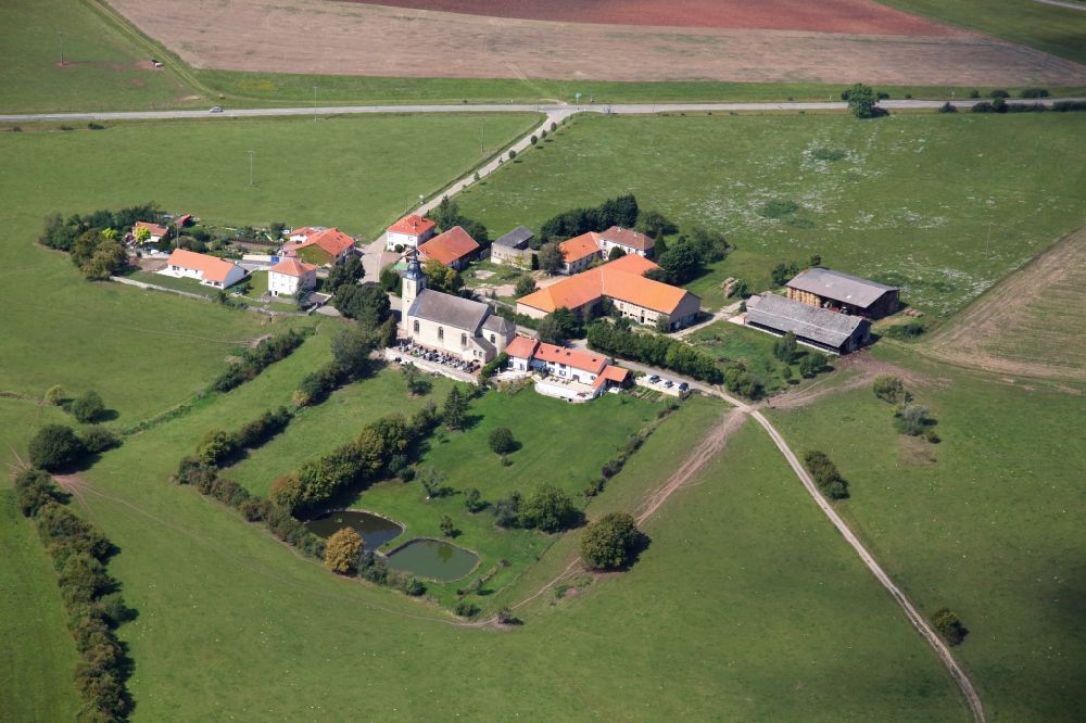 Luftaufnahme Berig-Vintrange - Dorfkern am Feldrand in Berig-Vintrange in Grand Est, Frankreich
