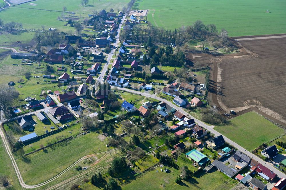 Biesen von oben - Dorfkern am Feldrand in Biesen im Bundesland Brandenburg, Deutschland