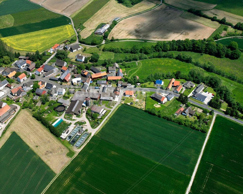 Billertshausen aus der Vogelperspektive: Dorfkern am Feldrand in Billertshausen im Bundesland Hessen, Deutschland
