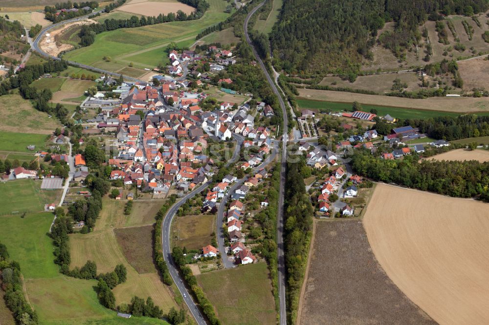 Luftbild Binsfeld - Dorfkern am Feldrand in Binsfeld im Bundesland Bayern, Deutschland