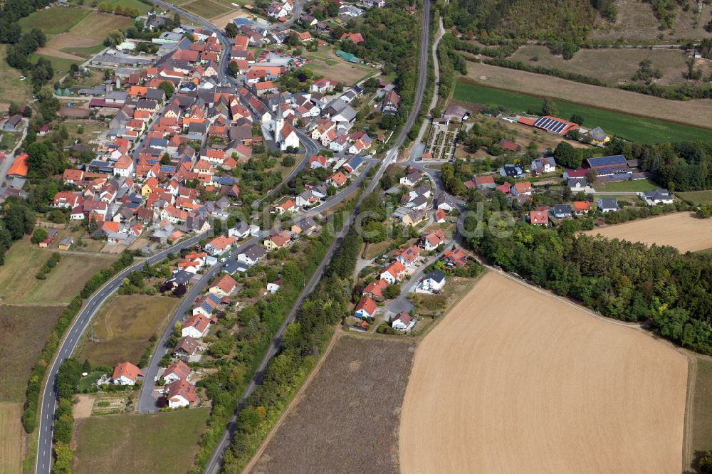 Luftaufnahme Binsfeld - Dorfkern am Feldrand in Binsfeld im Bundesland Bayern, Deutschland