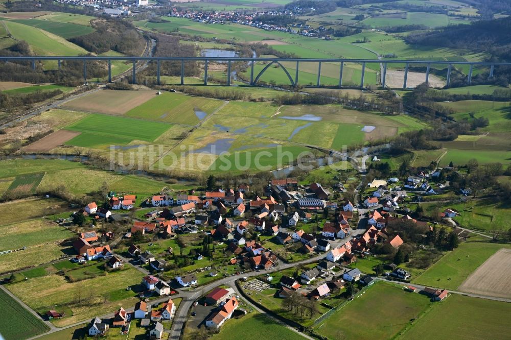 Luftaufnahme Binsförth - Dorfkern am Feldrand in Binsförth im Bundesland Hessen, Deutschland