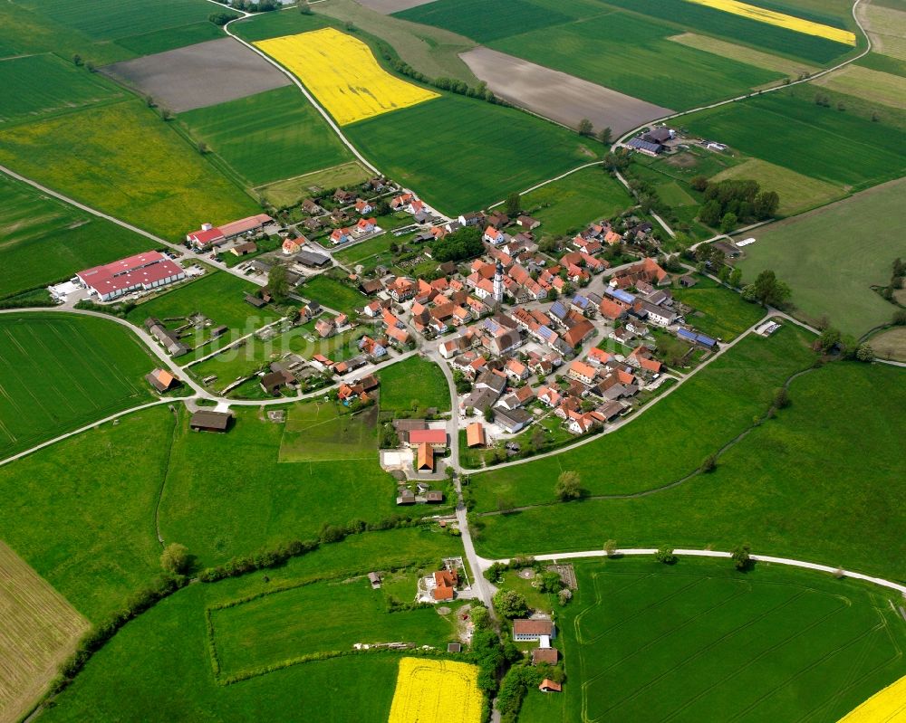 Binzwangen von oben - Dorfkern am Feldrand in Binzwangen im Bundesland Bayern, Deutschland