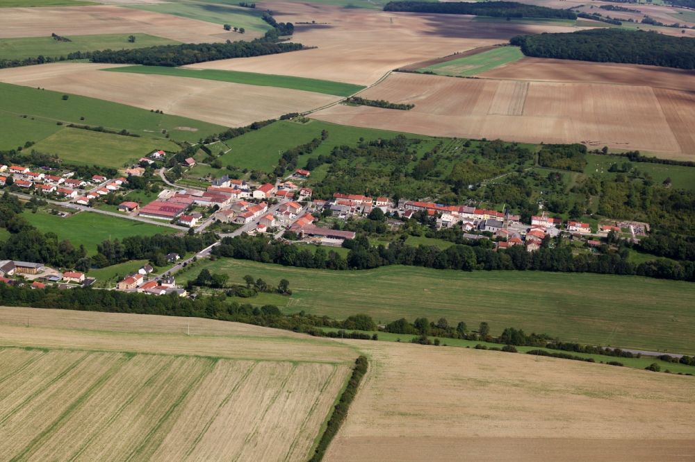 Luftaufnahme Bionville-sur-Nied - Dorfkern am Feldrand in Bionville-sur-Nied in Grand Est, Frankreich