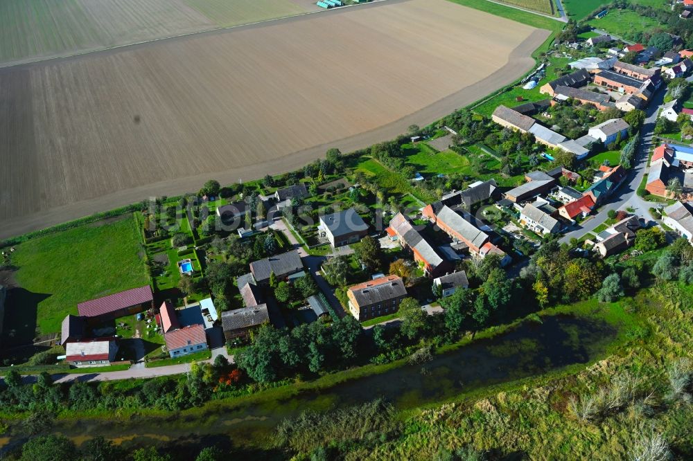 Bleddin von oben - Dorfkern am Feldrand in Bleddin im Bundesland Sachsen-Anhalt, Deutschland