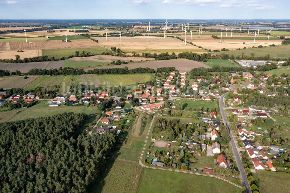 Bliesdorf aus der Vogelperspektive: Dorfkern am Feldrand in Bliesdorf im Bundesland Brandenburg, Deutschland