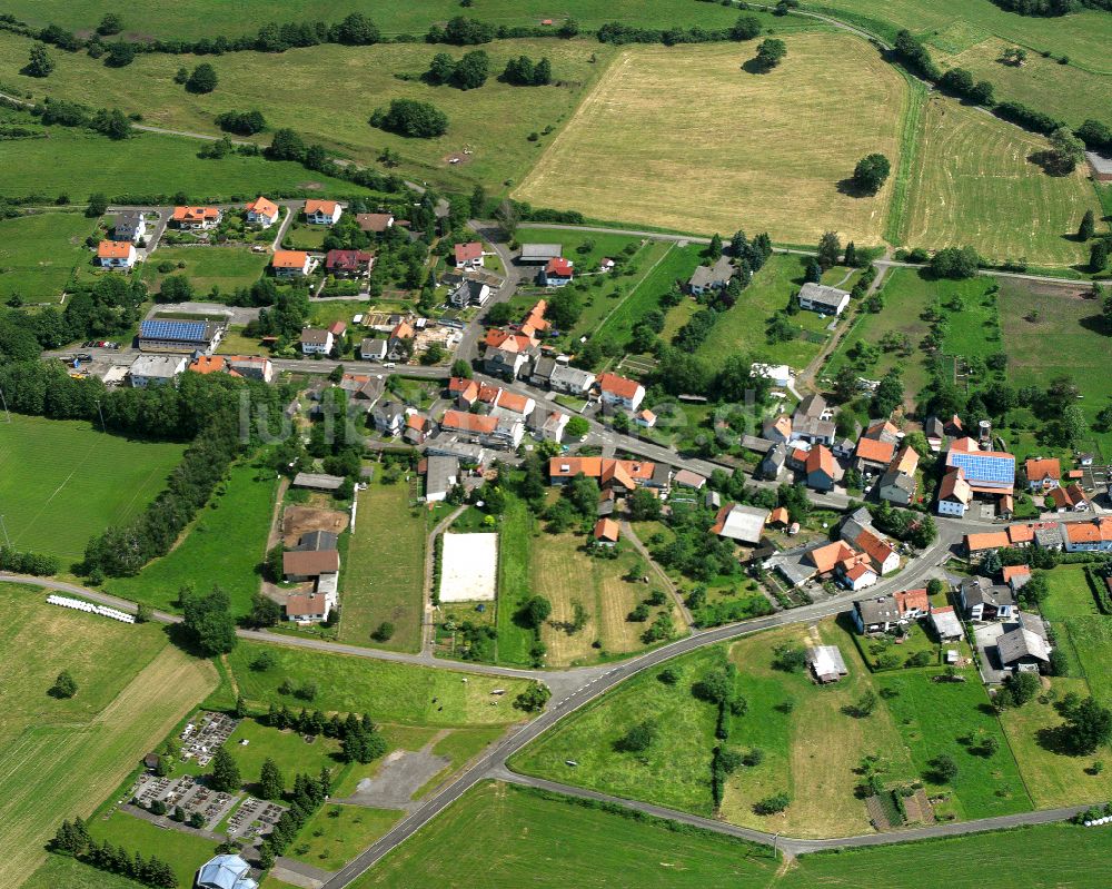 Bobenhausen aus der Vogelperspektive: Dorfkern am Feldrand in Bobenhausen im Bundesland Hessen, Deutschland
