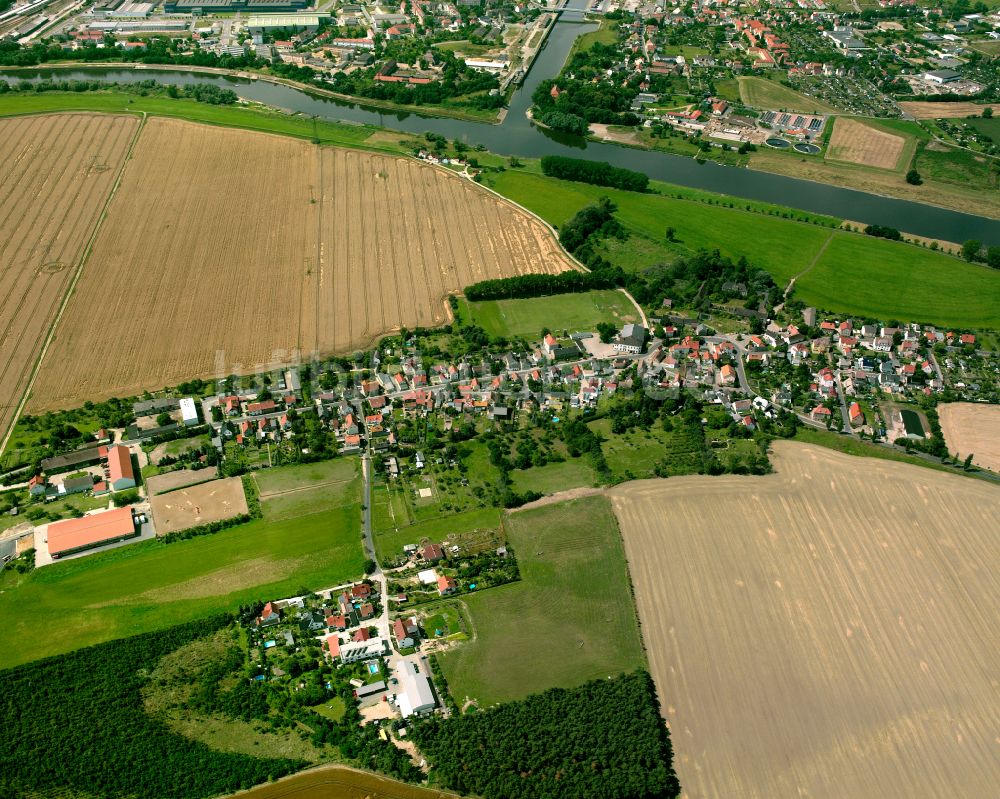 Bobersen von oben - Dorfkern am Feldrand in Bobersen im Bundesland Sachsen, Deutschland