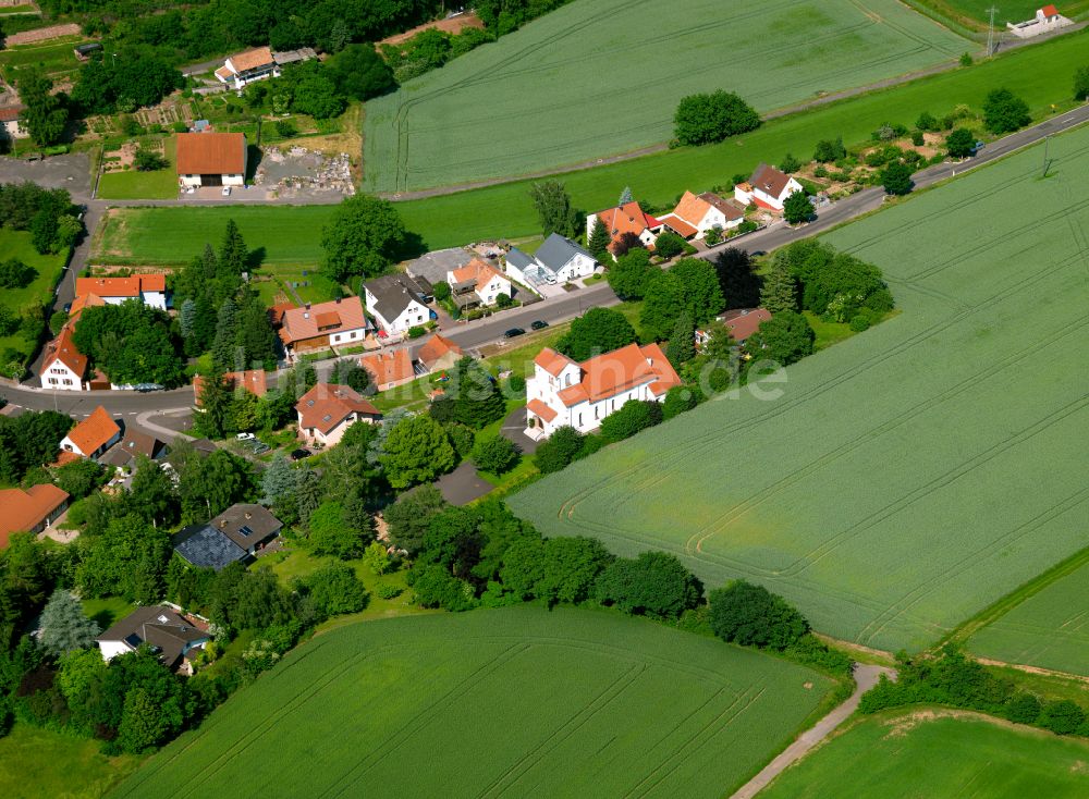 Bolanden aus der Vogelperspektive: Dorfkern am Feldrand in Bolanden im Bundesland Rheinland-Pfalz, Deutschland