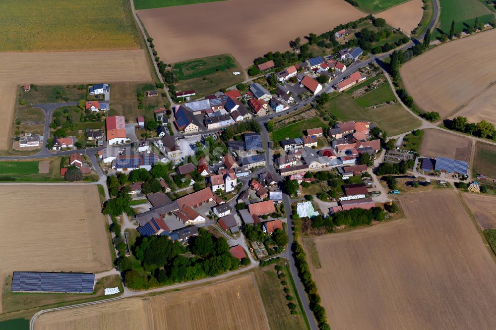 Bolzhausen von oben - Dorfkern am Feldrand in Bolzhausen im Bundesland Bayern, Deutschland