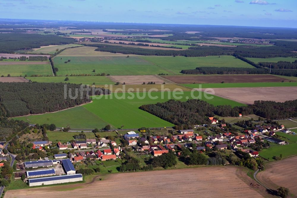 Borken von oben - Dorfkern am Feldrand in Borken im Bundesland Brandenburg, Deutschland