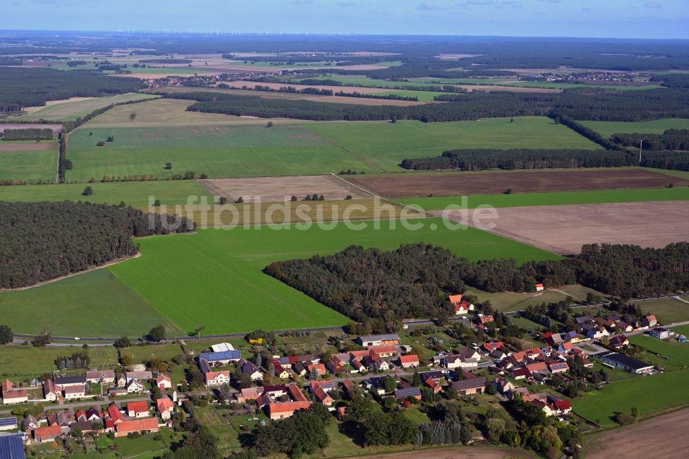 Borken aus der Vogelperspektive: Dorfkern am Feldrand in Borken im Bundesland Brandenburg, Deutschland
