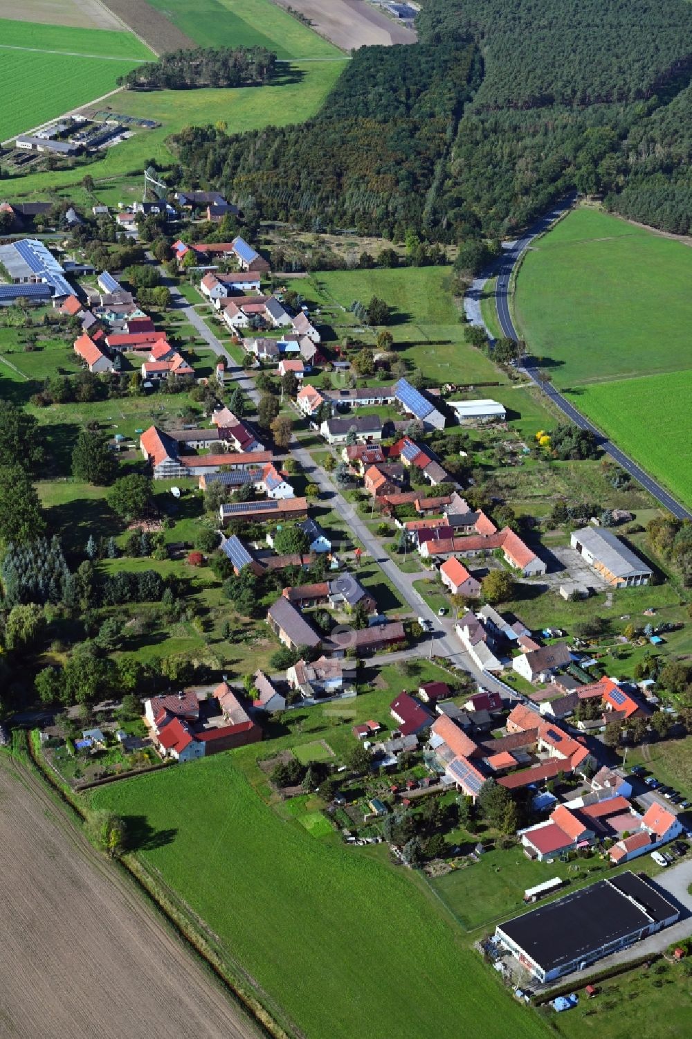 Borken von oben - Dorfkern am Feldrand in Borken im Bundesland Brandenburg, Deutschland