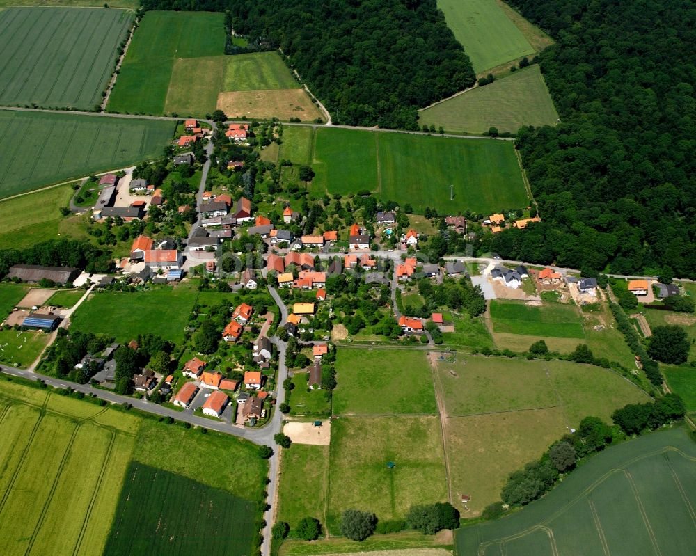 Bördel von oben - Dorfkern am Feldrand in Bördel im Bundesland Niedersachsen, Deutschland