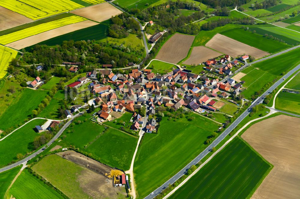Brünnau aus der Vogelperspektive: Dorfkern am Feldrand in Brünnau im Bundesland Bayern, Deutschland
