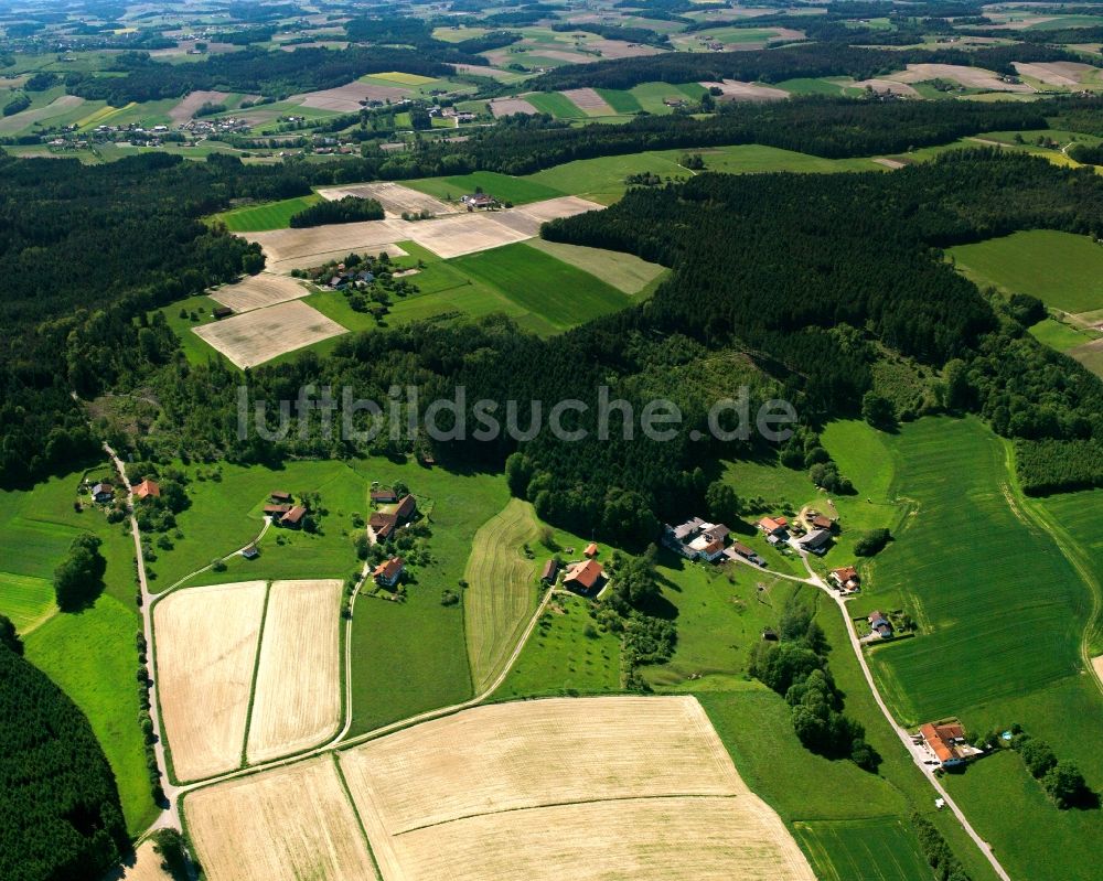 Brombach von oben - Dorfkern am Feldrand in Brombach im Bundesland Bayern, Deutschland