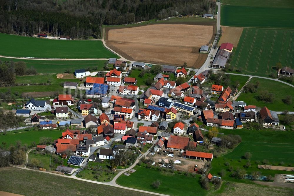 Brunn aus der Vogelperspektive: Dorfkern am Feldrand in Brunn im Bundesland Bayern, Deutschland