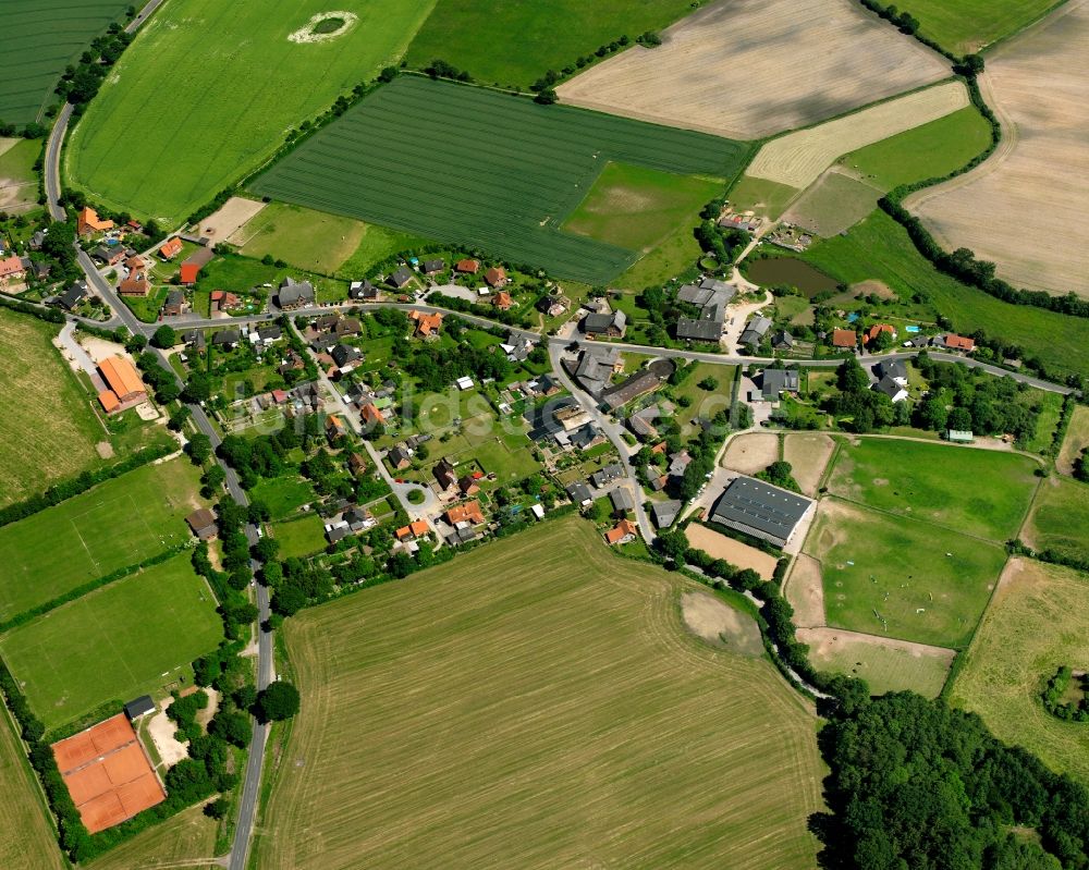 Bullenhorst von oben - Dorfkern am Feldrand in Bullenhorst im Bundesland Schleswig-Holstein, Deutschland
