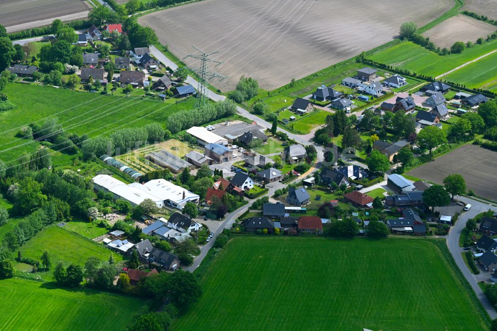 Bullenkuhlen von oben - Dorfkern am Feldrand in Bullenkuhlen im Bundesland Schleswig-Holstein, Deutschland