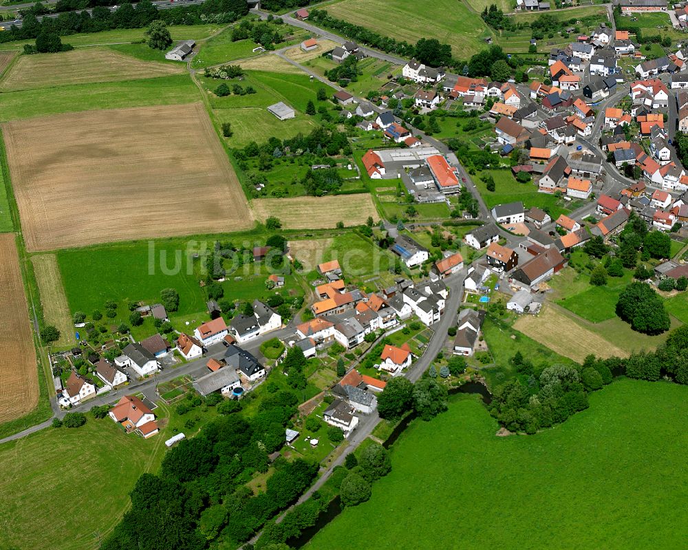 Burg-Gemünden aus der Vogelperspektive: Dorfkern am Feldrand in Burg-Gemünden im Bundesland Hessen, Deutschland