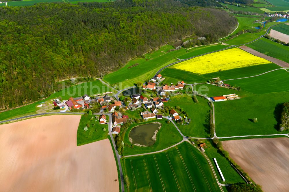 Burggrub aus der Vogelperspektive: Dorfkern am Feldrand in Burggrub im Bundesland Bayern, Deutschland