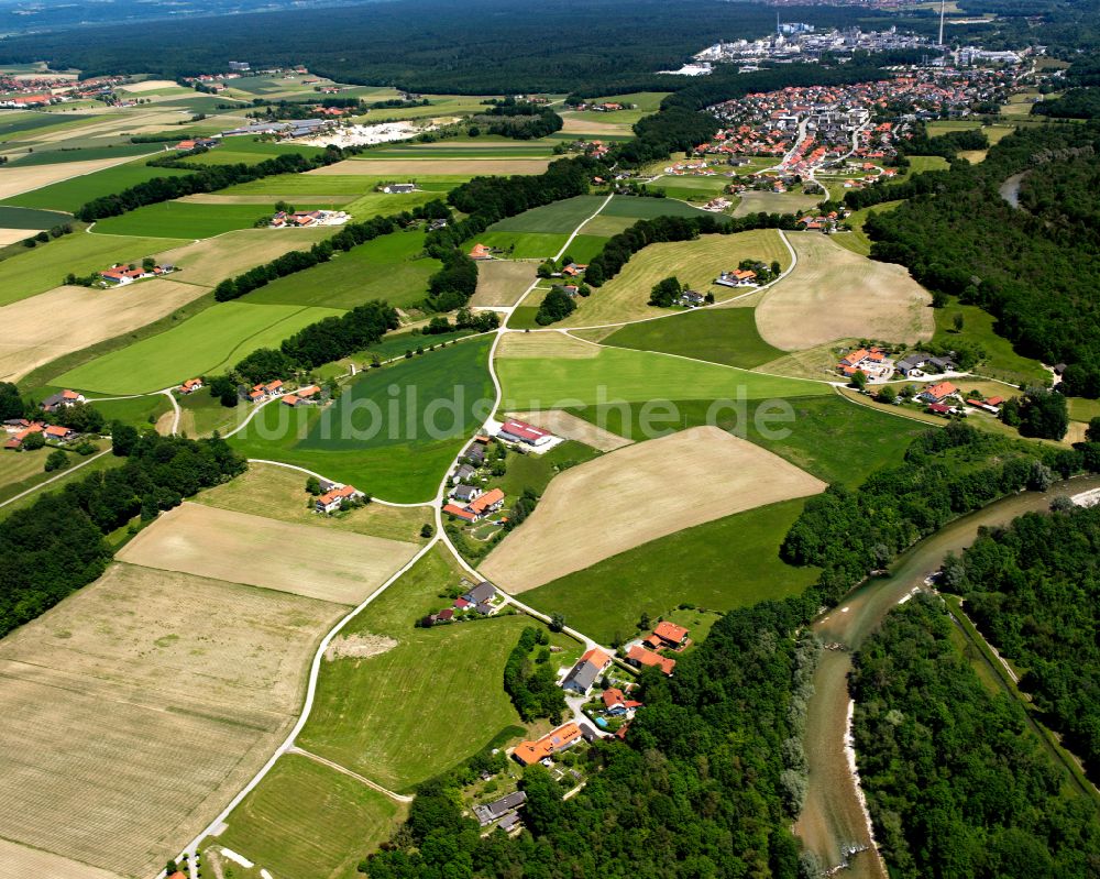 Luftaufnahme Burgkirchen an der Alz - Dorfkern am Feldrand in Burgkirchen an der Alz im Bundesland Bayern, Deutschland