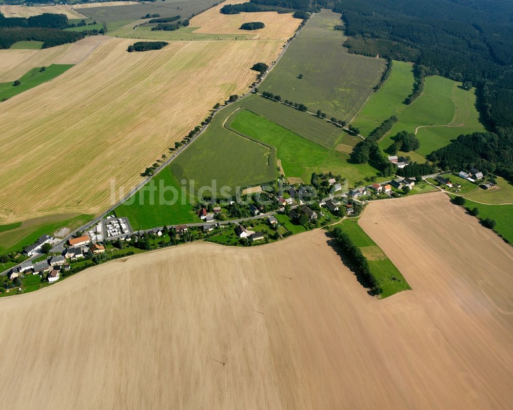Burkersdorf aus der Vogelperspektive: Dorfkern am Feldrand in Burkersdorf im Bundesland Sachsen, Deutschland