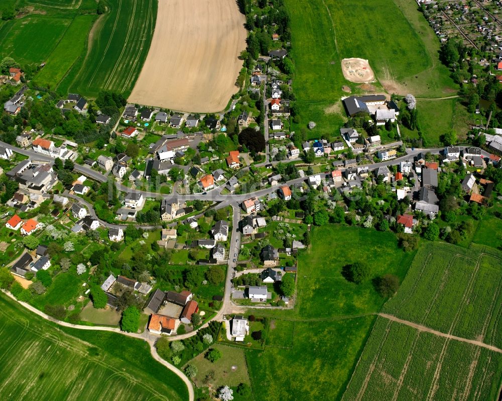 Burkersdorf aus der Vogelperspektive: Dorfkern am Feldrand in Burkersdorf im Bundesland Sachsen, Deutschland