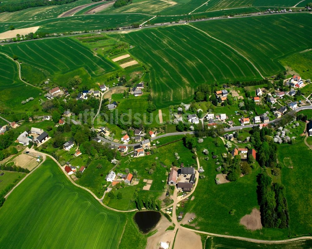 Burkersdorf von oben - Dorfkern am Feldrand in Burkersdorf im Bundesland Sachsen, Deutschland