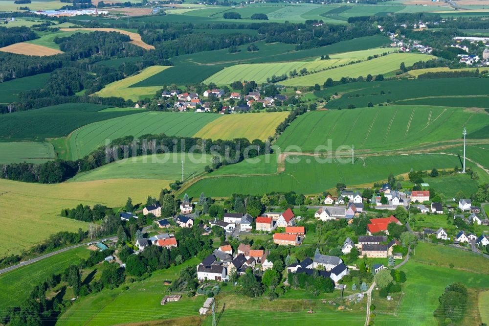 Carsdorf aus der Vogelperspektive: Dorfkern am Feldrand in Carsdorf im Bundesland Sachsen, Deutschland