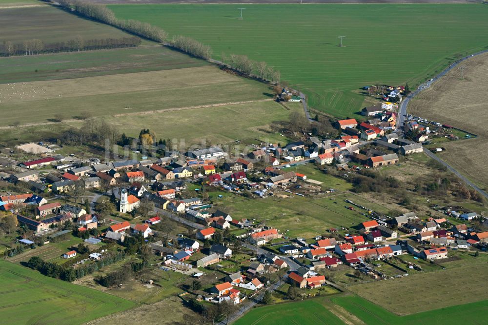 Christinendorf von oben - Dorfkern am Feldrand in Christinendorf im Bundesland Brandenburg, Deutschland