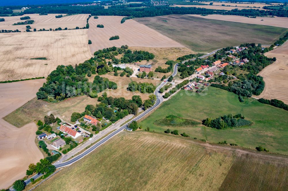 Luftaufnahme Christinenfeld - Dorfkern am Feldrand in Christinenfeld im Bundesland Mecklenburg-Vorpommern, Deutschland