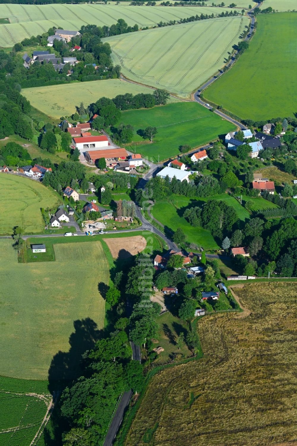 Luftaufnahme Clennen - Dorfkern am Feldrand in Clennen im Bundesland Sachsen, Deutschland