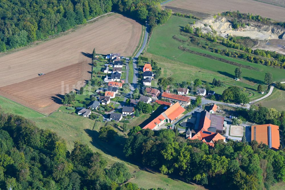 Clus von oben - Dorfkern am Feldrand in Clus im Bundesland Niedersachsen, Deutschland