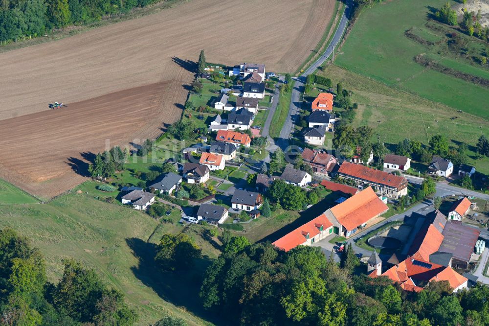 Clus aus der Vogelperspektive: Dorfkern am Feldrand in Clus im Bundesland Niedersachsen, Deutschland