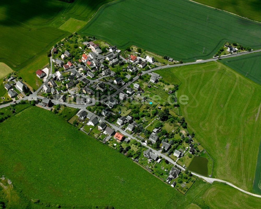 Cossengrün aus der Vogelperspektive: Dorfkern am Feldrand in Cossengrün im Bundesland Thüringen, Deutschland