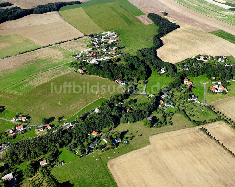 Crossen aus der Vogelperspektive: Dorfkern am Feldrand in Crossen im Bundesland Sachsen, Deutschland
