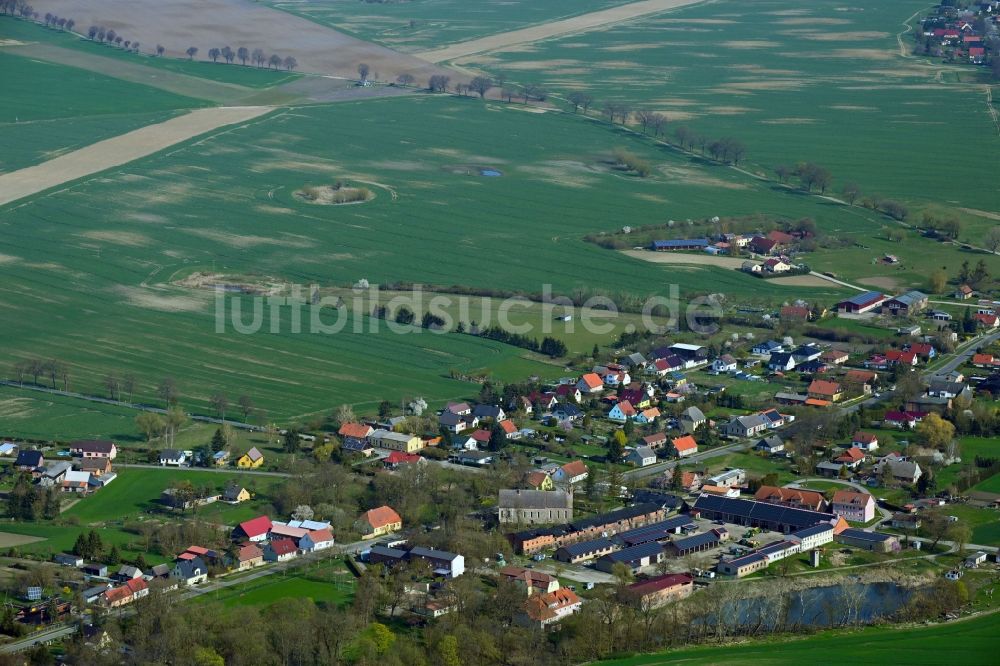 Luftaufnahme Crussow - Dorfkern am Feldrand in Crussow im Bundesland Brandenburg, Deutschland