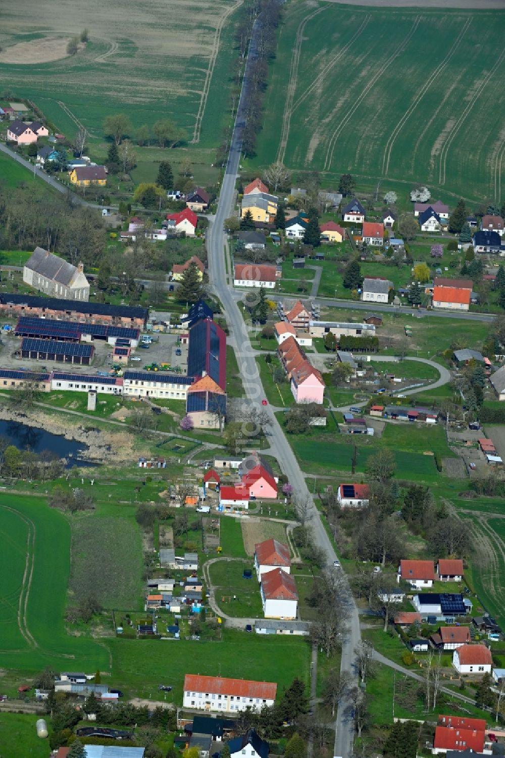 Crussow aus der Vogelperspektive: Dorfkern am Feldrand in Crussow im Bundesland Brandenburg, Deutschland