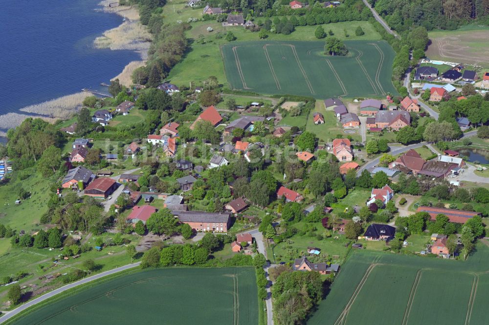 Dargow aus der Vogelperspektive: Dorfkern am Feldrand in Dargow im Bundesland Schleswig-Holstein, Deutschland