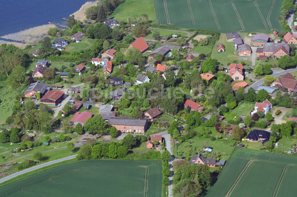 Luftbild Dargow - Dorfkern am Feldrand in Dargow im Bundesland Schleswig-Holstein, Deutschland