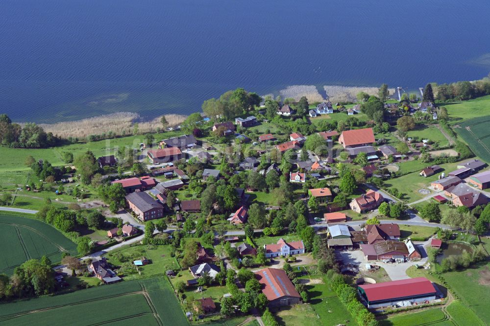 Luftaufnahme Dargow - Dorfkern am Feldrand in Dargow im Bundesland Schleswig-Holstein, Deutschland